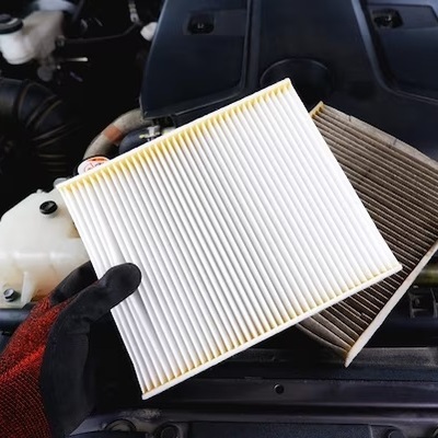 ręka trzymająca filtr kabiny